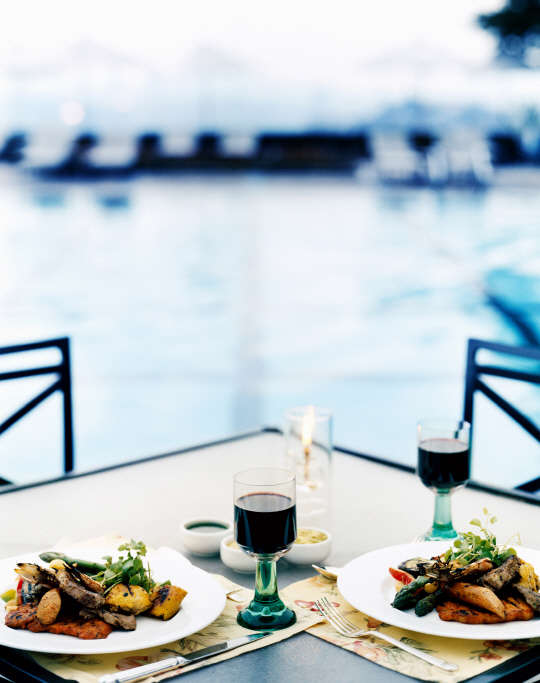 그랜드 하얏트 서울 호텔이 이달 31일까지 객실 투숙과 풀사이드 바비큐에서의 로맨틱한 저녁 식사를 즐길 수 있는 '풀 사이드 다이닝' 패키지를 제공하고 있다. 이용가격은 2인 기준 36만 원부터다(세금 및 봉사료 별도). 예약 및 문의, 02-799-8888 또는 seoul.grand.hyatt.kr      그랜드 하얏트 서울 호텔 제공